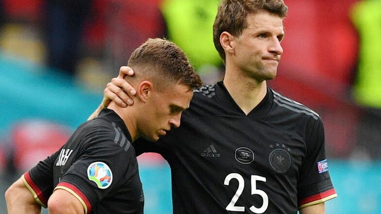 Nach dem Achtelfinal-Aus der deutschen Mannschaft können die Bayern-Stars Joshua Kimmich (l.) und Thomas Müller früher zu ihrem Klub zurück.