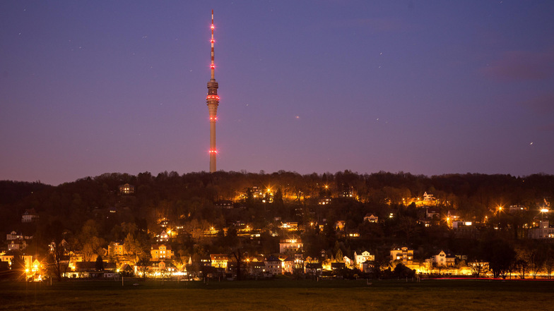 In der Nacht zum kommenden Dienstag werden 80 LED-Scheinwerfer den Dresdner Fernsehturm in rotes Licht tauchen. Die Antenne soll weiß leuchten.