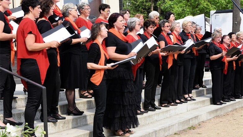 Der Frauenchor Niesky eröffnet mit mehreren Frühlingsliedern seinen Programmblock während des 3. Chorkonzertes im Garten des Wachsmannhauses.