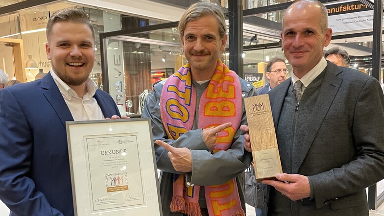 Geschäftsführer Christoph Juppe, Designer Mark Braun und Vertriebsleiter Peter Fischer freuen sich über den Deutschen Manufakturen-Preis.