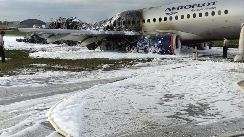 Ein teils ausgebranntes russisches Passagierflugzeugs steht auf dem Flughafen Scheremetjewo. 