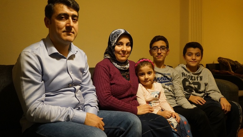 Der  Unternehmer Musa Yücel (36) lebt seit vier Monaten mit seiner Frau Güldane (39) und den Kindern Nefise (5), Muhammad Umut (16), Karim Emre (12, v.l.n.r.)  in einer kleinen Altbauwohnung in Thessaloniki.