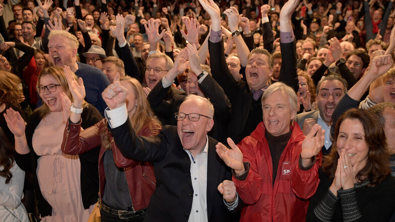 Anhänger der SPD jubeln auf der Wahlparty ihrer Partei. 