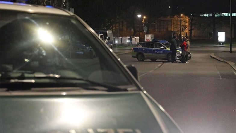 Ein 24-Jähriger hatte an der Steinstraße ein Paar mit einer Schreckschusswaffe bedroht.