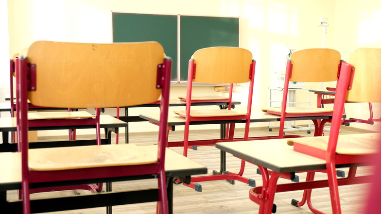 In den meisten Klassenzimmern des Landkreises Meißen stehen die Stühle auf den Tischen.
