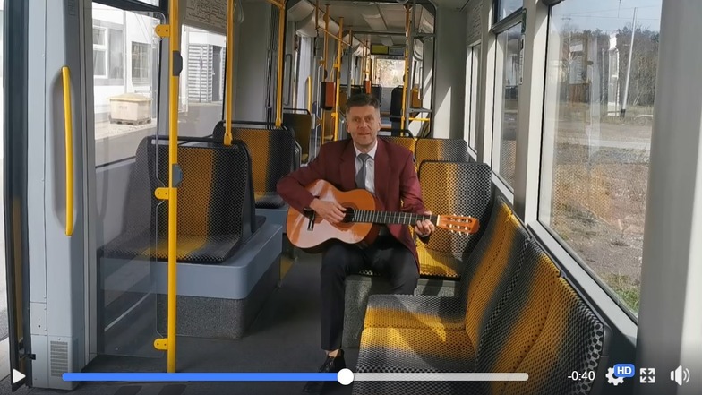 Lars Seiffert wendet sich in einem Facebook-Video an seine Fahrgäste und singt ein bekanntes Lied mit ganz neuem Text.
