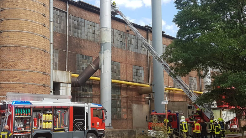 Dutzende Feuerwehrleute bekämpften am Mittwoch einen Brand in einer Halle der Gröditzer Schmiedewerke.