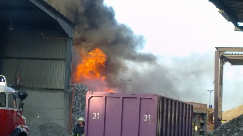 Zu einem Großbrand kam es in einer Recyclingfirma in Freiberg. Über 200 Einsatzkräfte von Feuerwehr, Polizei, Rettungsdienst und THW waren im Einsatz.