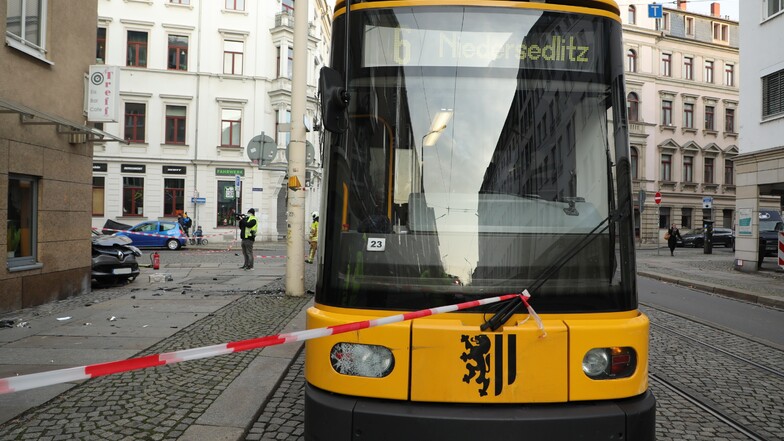 Dieser Unfall mit einer Straßenbahn und einem Auto behinderte den Verkehr in der Neustadt.