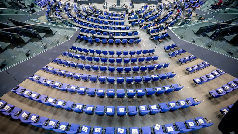 Berlin: Stühle für die Abgeordneten, aufgenommen im Plenum in Deutschen Bundestag.