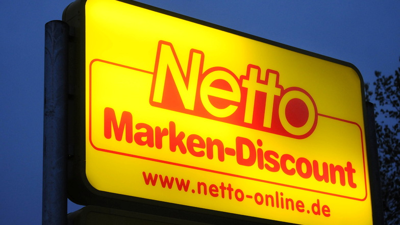 Das Foto zeigt das beleuchtete Schild eines Netto Marken-Discounts.