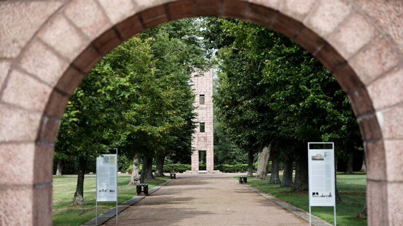 Die Gedenkstätte Ehrenhain Zeithain wurde 1985 eröffnet. Sie war in der früheren DDR die große Ausnahme.