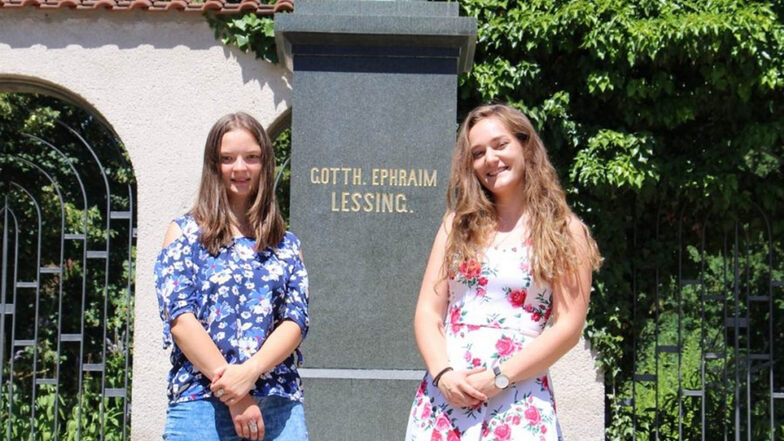 Paula Richter (l.) aus Gottschdorf und Hannah Meyer aus Steina haben am Lessing-Gymnasium Kamenz ihr Abi mit 1,0 abgelegt.