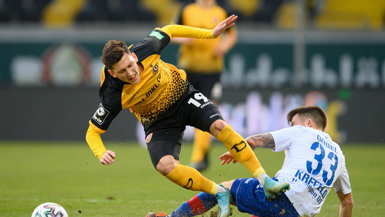 Dynamos Jonathan Meier wird von Uerdingens Patrick Göbel gefoutl. Das Spiel war von vielen Zweikämpfen geprägt und ging am Ende 0:0 aus.