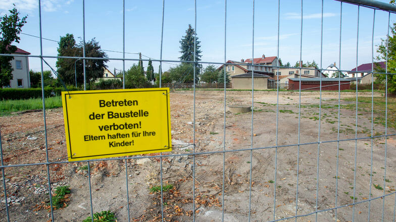 An dieser Stelle in Kesselsdorf soll ein Trimm-Dich-Pfad entstehen. Derzeit ist das Areal noch mit Bauzäunen abgesperrt.
