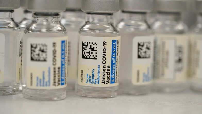 Ganz neu: Fläschchen des Corona-Impfstoffs von Johnson & Johnson. Die Europäische Arzneimittel-Agentur hat die bedingte Zulassung empfohlen. Im Landkreis Meißen sind 16.746 Personen zum ersten Mal geimpft, 5.840 schon zum zweiten Mal.