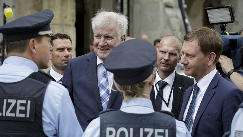 Kontakt mit den Mitarbeitern: Horst Seehofer, Bundesminister des Inneren (links) spricht auf dem Untermarkt mit Polizeibeamten. Michael Kretschmer, sächsischer Ministerpräsident ist natürlich auch dabei.