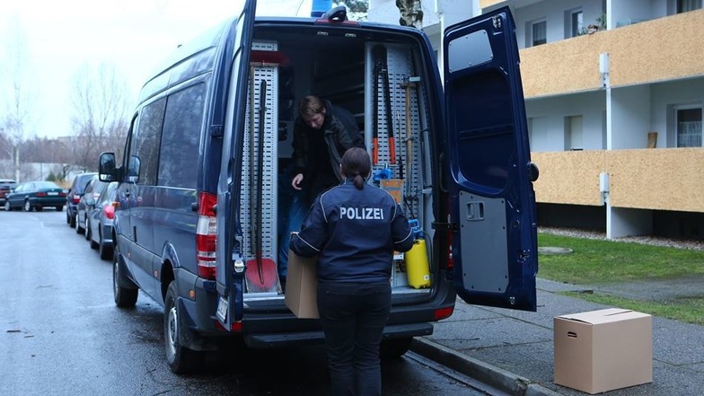 Die Beamten sicherten zahlreiche Beweisstücke, die sie in Kisten und großen Tüten in ihr Auto luden. Bis zum späten Dienstagnachmittag hatten sie in der Wohnung in Gorbitz zu tun.