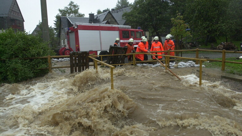 Beginn des Hochwassers am 12. August 2002: Die Feuerwehr steht hilflos an den reißenden Fluten des Tiefenbachs in Altenberg.