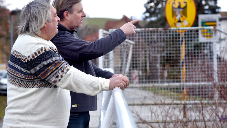 Hubert Rulofs (vorn) und Holger Schulze sind sich sicher, dass die Einbrecher über die nahe Neißebrücke an der Bahnhofstraße kommen.
