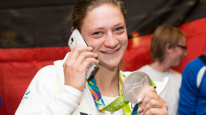 Steffi Kriegerstein präsentiert stolz ihre olympische Silbermedaille, die sie 2016 in  Rio de Janeiro gewonnen hat. 