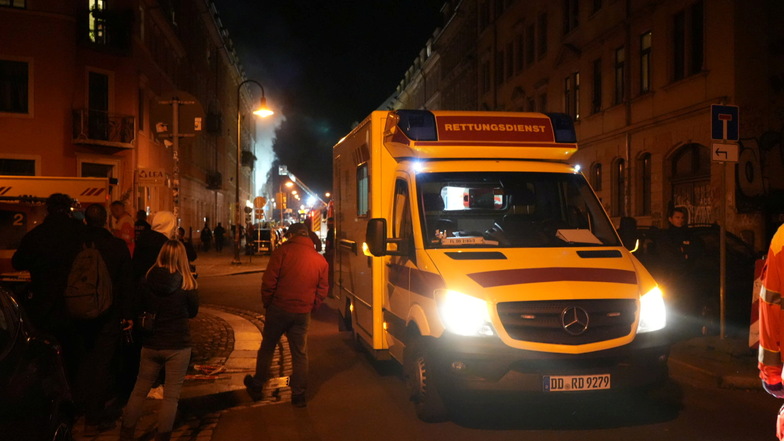 Pogotowie ratunkowe i straż pożarna wokół Rudolf-Leonhard-Strasse.  Sytuacja była nadal niejasna o godzinie 23.00 po tym, jak w mieszkaniu, w którym przebywał bandyta, wybuchł pożar.