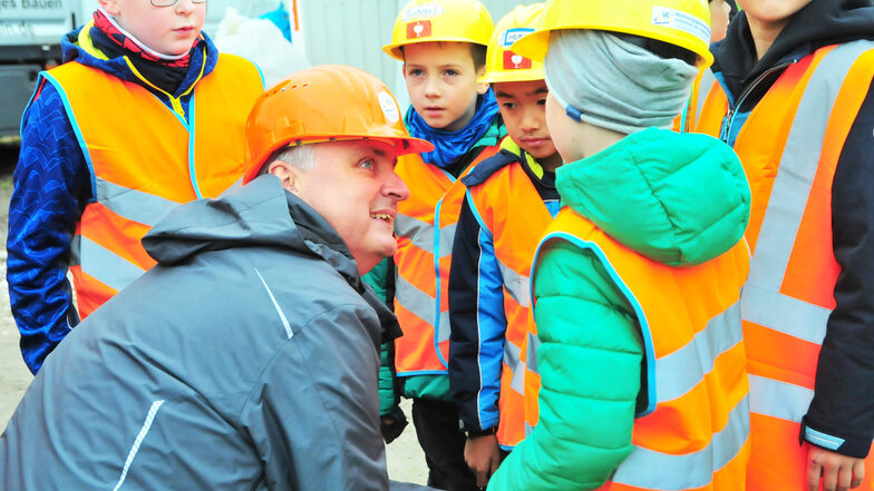 Kinder der dritten Klassen der Bobersbergschule besuchen die Baustelle an der Weßnitzer Straße. Vor allem können sie richtig mit Hand anlegen.