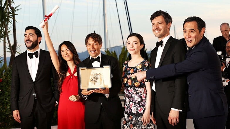 Sean Baker und die "Anora"-Darsteller jubeln nach der Preisverleihung der 77. Internationalen Filmfestspiele in Cannes.