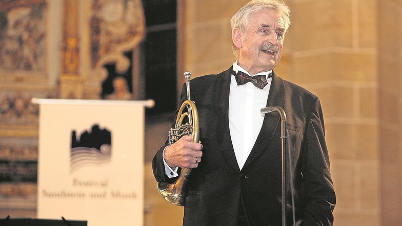 Der Dresdner Trompeter Ludwig Güttler freut sich über ein gelungenes Konzert in der Pirnaer Kirche St. Marien.