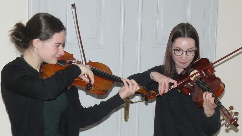 Die Viola-Musikerinnen Hanna Raimann (l.) aus Görlitz und Sara Baumgärtel aus Bautzen gehören zu den Teilnehmern der Akademie des Kammermusikfestes Oberlausitz im Schloss Gröditz.