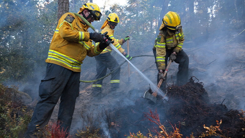 Ein Knochenjob: Die Feuerwehrleute von @fire gehören zu den Einsatzkräften, die dort löschen, wo die Technik nicht hinkommt.