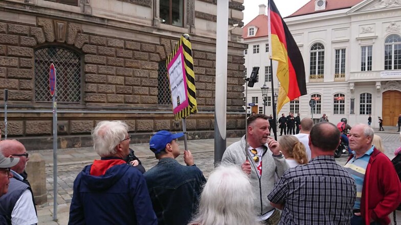 Lutz Bachmann mit einer kleineren Gruppe Demonstranten unweit des Albertinums. 