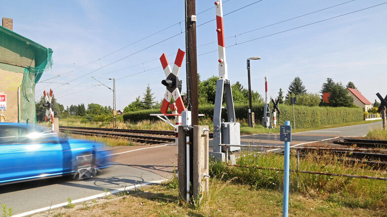 Die Schranke am Bahnübergang an der Poststraße in Glaubitz macht nicht immer, was sie soll. In der Vergangenheit blieb sie häufiger offen, obwohl sich Züge der Stelle näherten.