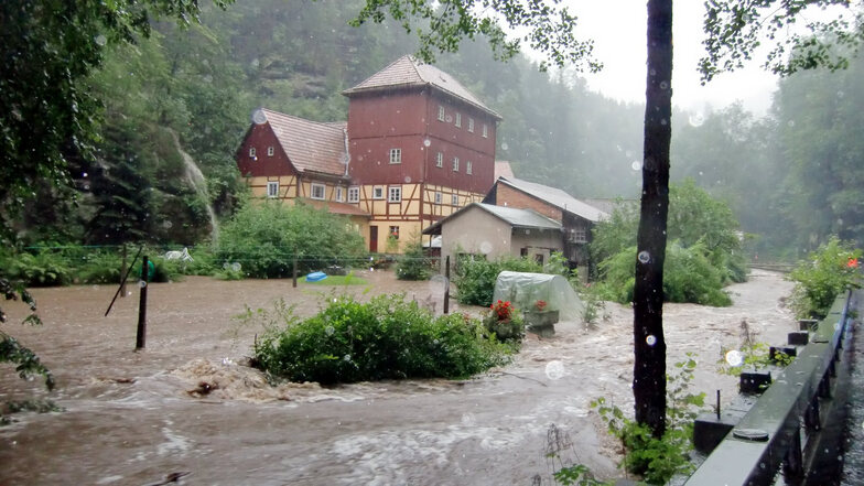 Land unter an der Buschmühle: Das Kirnitzschtal stand am 7. August 2010 komplett unter Wasser.