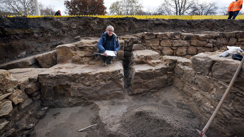 Archäologin Beata Hoppel im November 2019 am gut erhaltenen Fundament des alten Brückenturms. Gut zu sehen ist neben ihr der Schlitz für das Fallgitter des Turms.