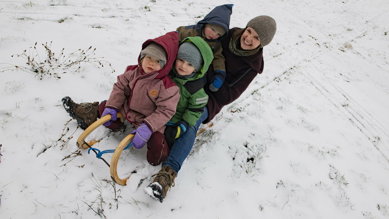 Jessie Preibisch hat mit den Kindern Emil, Matteo und Helene beim Rodeln viel Spaß im Stadtpark.