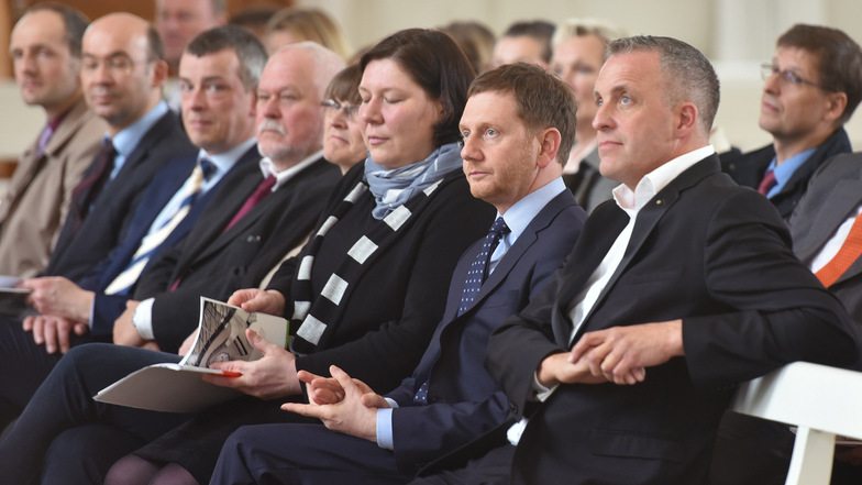 Ministerpräsident Michael Kretschmer (2. von rechts) war zur Feier gekommen. Er war schon als Bundestagsabgeordneter mit dem Projekt betraut und sicherte nun  mehr Geld vom Freistaat für freie Schulen zu.