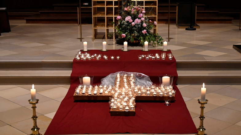 Nach einem ökumenischen Gottesdienst im Gedenken an die Opfer des Zugunglücks bei Garmisch, brennen Kerzen vor dem Altar.