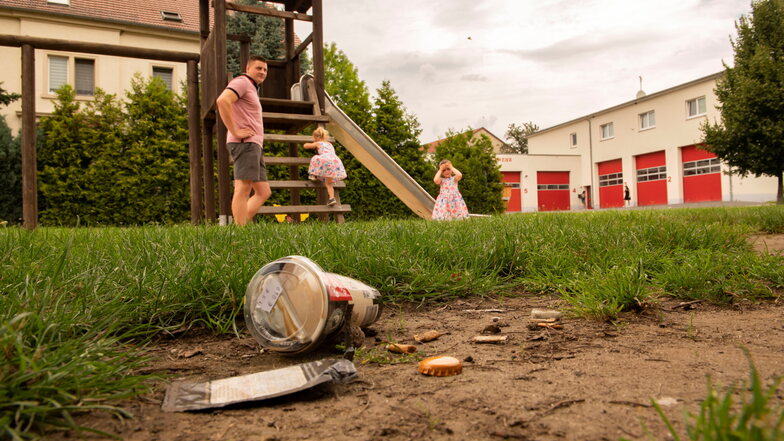 Martin Römer mit den Kindern Annelie und Milla auf dem Spielplatz im Kirchwinkel in Oberebersbach. Der ist oft vermüllt und hat keinen Zaun zur angrenzenden Feuerwehr.
