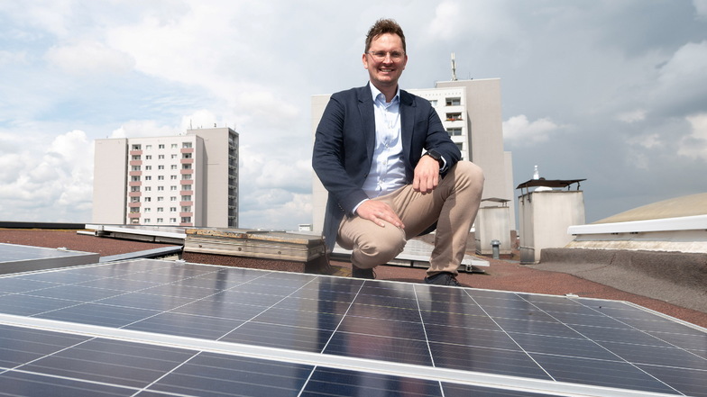 Wie hier auf der Rottwerndorfer Straße hat die Vonovia auf weiteren rund 280 Dächern in Dresden Photovoltaik-Anlagen installiert. Rafael Wilke, der Leiter Energieerzeugung Vonovia, sagt, dass 80 weitere kommen.