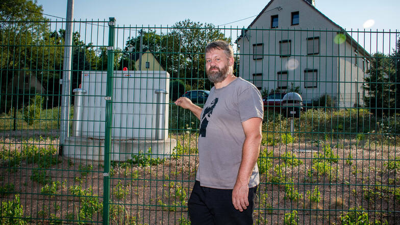 Rocco Tepasse aus Naunhof hat die Nase voll. Seit die neue Kläranlage 2016 direkt vor seinem Haus in Betrieb ist, stinkt es.