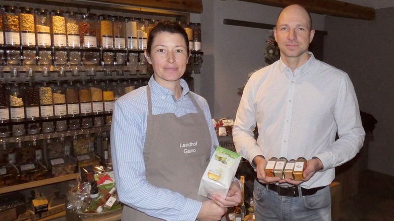 Antje und André Gano bauen in Königswartha Knoblauch an und betreiben einen Hofladen, in dem es weitaus mehr als Knoblauch-Produkte gibt. Für den 10. Dezember laden sie zum Weihnachtszauber ein.