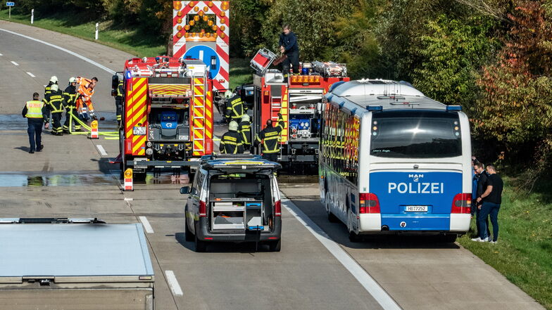20 Polizisten aus Niedersachsen waren die Ersten am Unfallort und kümmerten sich um die verunglückte Fahrerin und ihr Kind.