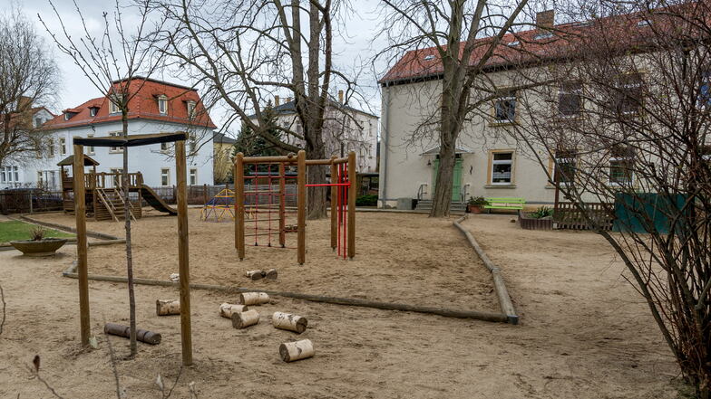 Verwaist präsentiert sich der Spielplatz der Kita Harmoniestraße, weil es derzeit aufgrund der Pandemie nur eine Notbetreuung gibt. Im August nächsten Jahres werden Kinderstimmen hier ganz verstummen. Die Stadt gibt die Einrichtung auf.