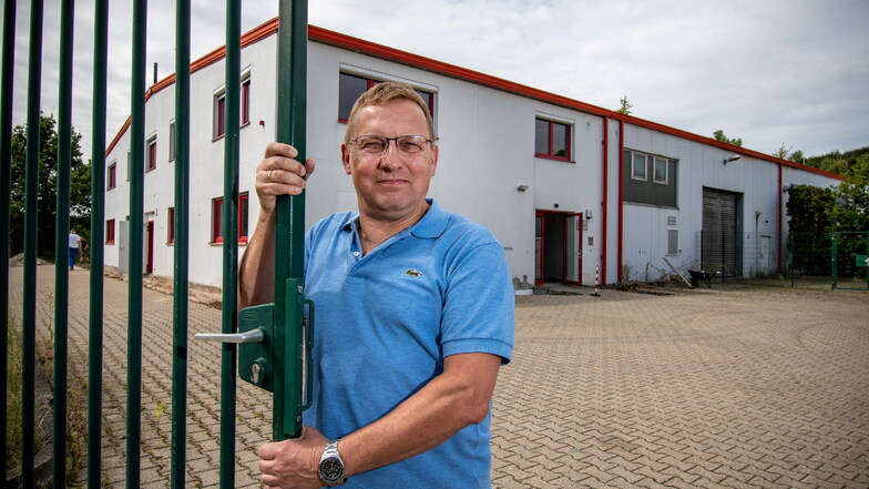 Geschäftsführer Markus Mütsch öffnet das Tor des neuen Firmensitzes von KVB im Mockritzer Gewerbegebiet.
