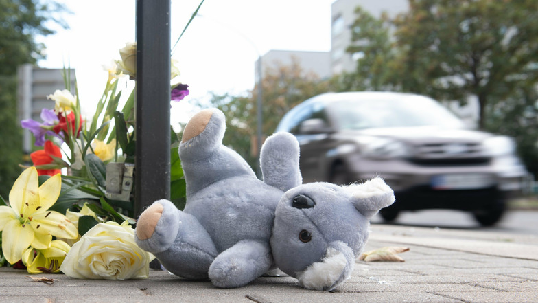 An einer Bushaltestelle an der Budapester Straße in Dresden starb am vergangenen Sonnabend ein sechsjähriger Junge. Die Polizei bittet Zeugen weiterhin um Hinweise zum Unfall.
