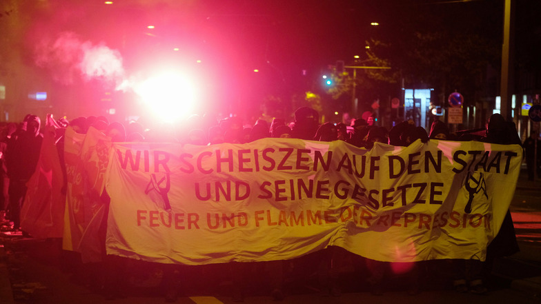 Mehrere hundert Meschen protestierten am Samstag in Leipzig gegen den Staat und seine Gesetze.