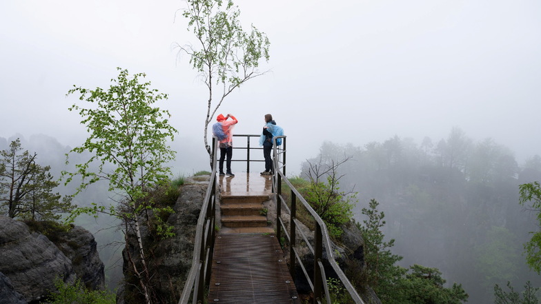 Wandern wird auch zu Pfingsten erlaubt sein, wie hier im Nationalpark Sächsische Schweiz auf einer Aussichtsplattform.