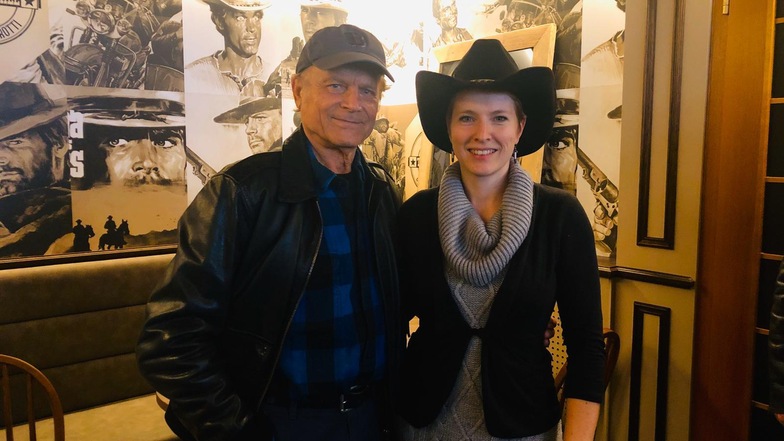 Terence Hill besuchte am Montag Dresden und die Geschäftsführerin seiner neuen Eisdiele Viktoria Franke. Schon letztes Jahr war er Gast der Filmnächte am Elbufer.