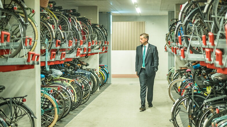 Vorbild Utrecht: 2019 hat sich Sachsens Wirtschaftsminister Martin Dulig in Utrecht durch ein Fahrradparkhaus führen lassen. Die Stadt in den Niederlanden dient als Radverkehr-Paradebeispiel.